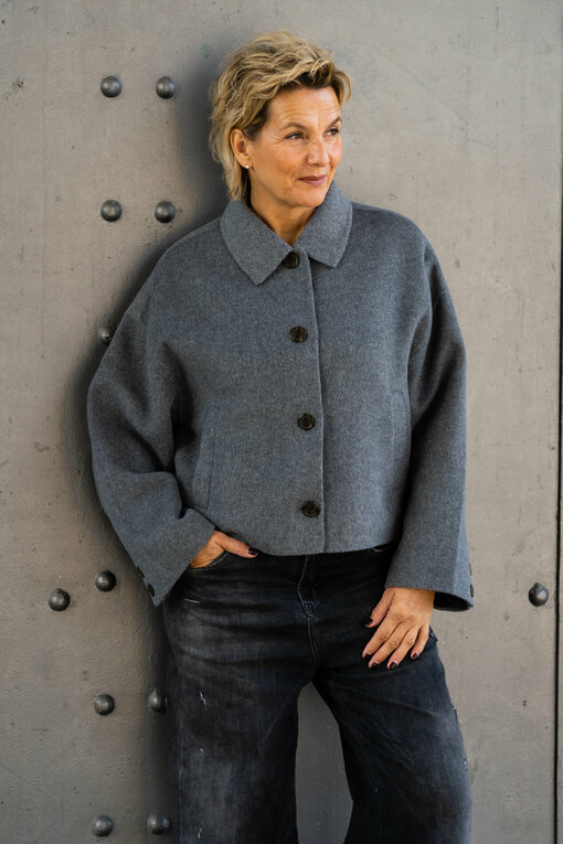 Kurz Jacke “LENINA” grey melange (HL51) / Jeans “KALEA” – silent great grey (ER20)
