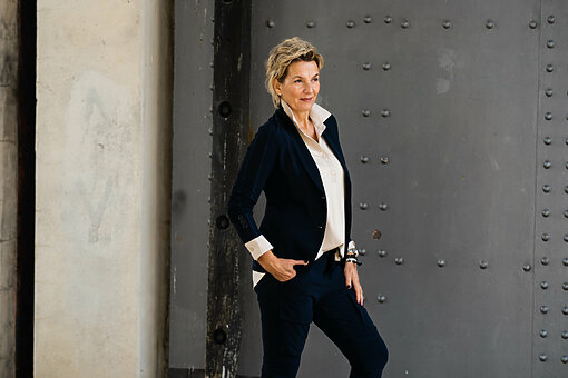Elastischer Longblazer “NOVA” navy (PI02) / Vollelastisches Blusenshirt “TINA” beige (HB11) / Elastische “CARGO”- Hose navy (PI05)