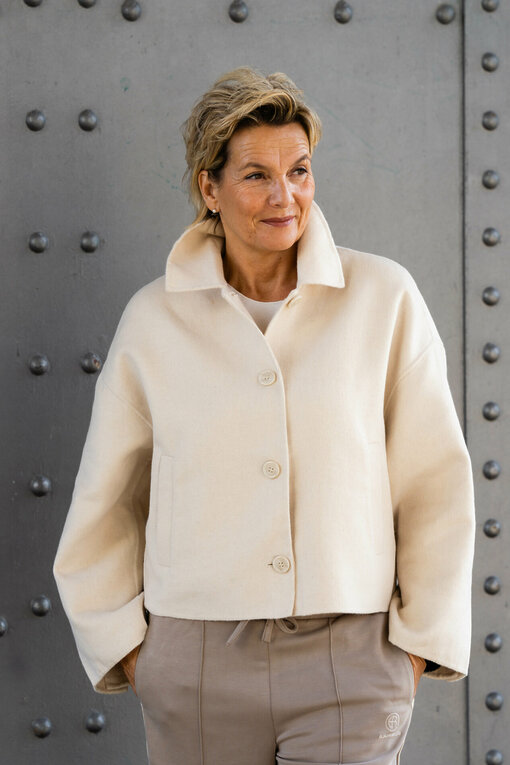 Coole Pants “POLLI” maple (ER112) / Kurze Wolljacke “LENINA” offwhite (HL51)