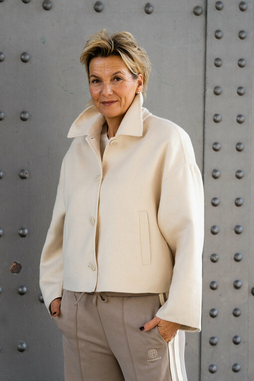 Coole Pants “POLLI” maple (ER112) / Kurze Wolljacke “LENINA” offwhite (HL51)