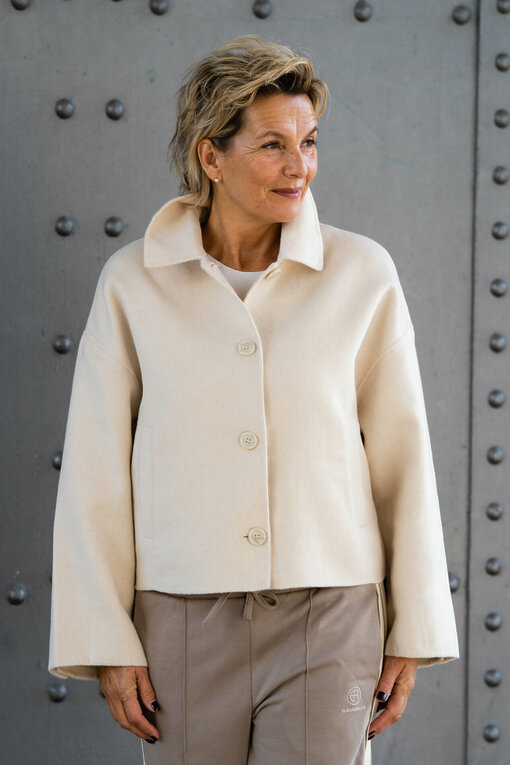 Coole Pants “POLLI” maple (ER112) / Kurze Wolljacke “LENINA” offwhite (HL51)