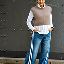 Teilelastische Hemdbluse “MARRY” weiß (HB01)/ Kuscheliger Pullunder “WYONNA” taupe (GW69) /Jeans mit Streifen “TAMEA STRIPES” – city blue (ER19)