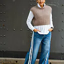 Teilelastische Hemdbluse “MARRY” weiß (HB01)/ Kuscheliger Pullunder “WYONNA” taupe (GW69) /Jeans mit Streifen “TAMEA STRIPES” – city blue (ER19)