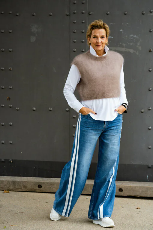 Teilelastische Hemdbluse “MARRY” weiß (HB01)/ Kuscheliger Pullunder “WYONNA” taupe (GW69) /Jeans mit Streifen “TAMEA STRIPES” – city blue (ER19)