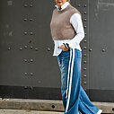 Teilelastische Hemdbluse “MARRY” weiß (HB01)/ Kuscheliger Pullunder “WYONNA” taupe (GW69) /Jeans mit Streifen “TAMEA STRIPES” – city blue (ER19)