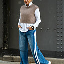 Teilelastische Hemdbluse “MARRY” weiß (HB01)/ Kuscheliger Pullunder “WYONNA” taupe (GW69) /Jeans mit Streifen “TAMEA STRIPES” – city blue (ER19)