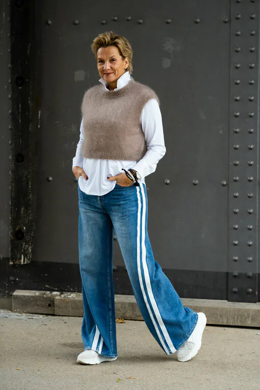 Teilelastische Hemdbluse “MARRY” weiß (HB01)/ Kuscheliger Pullunder “WYONNA” taupe (GW69) /Jeans mit Streifen “TAMEA STRIPES” – city blue (ER19)