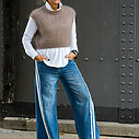 Teilelastische Hemdbluse “MARRY” weiß (HB01)/ Kuscheliger Pullunder “WYONNA” taupe (GW69) /Jeans mit Streifen “TAMEA STRIPES” – city blue (ER19)