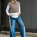 Teilelastische Hemdbluse “MARRY” weiß (HB01)/ Kuscheliger Pullunder “WYONNA” taupe (GW69) /Jeans mit Streifen “TAMEA STRIPES” – city blue (ER19)