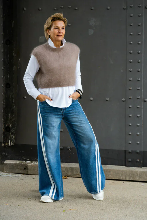 Teilelastische Hemdbluse “MARRY” weiß (HB01)/ Kuscheliger Pullunder “WYONNA” taupe (GW69) /Jeans mit Streifen “TAMEA STRIPES” – city blue (ER19)