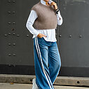 Teilelastische Hemdbluse “MARRY” weiß (HB01)/ Kuscheliger Pullunder “WYONNA” taupe (GW69) /Jeans mit Streifen “TAMEA STRIPES” – city blue (ER19)