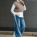 Teilelastische Hemdbluse “MARRY” weiß (HB01)/ Kuscheliger Pullunder “WYONNA” taupe (GW69) /Jeans mit Streifen “TAMEA STRIPES” – city blue (ER19)
