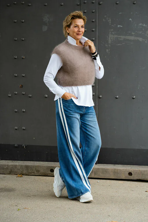 Teilelastische Hemdbluse “MARRY” weiß (HB01)/ Kuscheliger Pullunder “WYONNA” taupe (GW69) /Jeans mit Streifen “TAMEA STRIPES” – city blue (ER19)