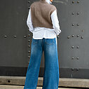 Teilelastische Hemdbluse “MARRY” weiß (HB01)/ Kuscheliger Pullunder “WYONNA” taupe (GW69) /Jeans mit Streifen “TAMEA STRIPES” – city blue (ER19)