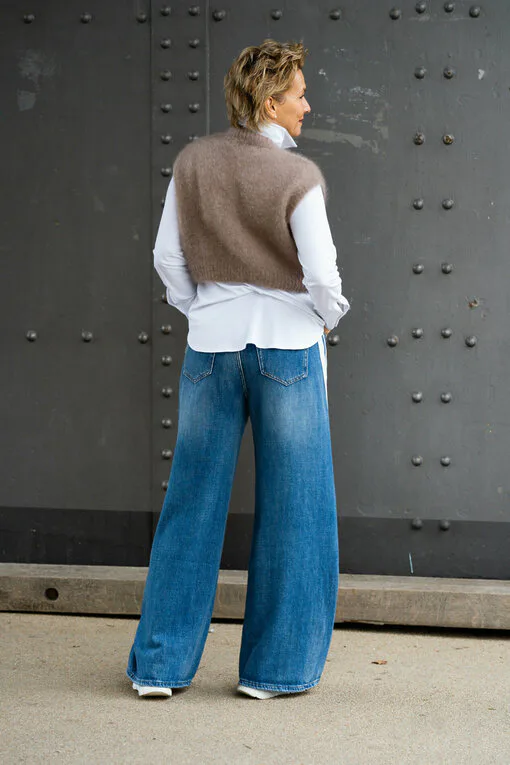 Teilelastische Hemdbluse “MARRY” weiß (HB01)/ Kuscheliger Pullunder “WYONNA” taupe (GW69) /Jeans mit Streifen “TAMEA STRIPES” – city blue (ER19)