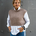 Teilelastische Hemdbluse “MARRY” weiß (HB01)/ Kuscheliger Pullunder “WYONNA” taupe (GW69) /Jeans mit Streifen “TAMEA STRIPES” – city blue (ER19)