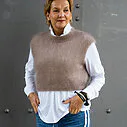 Teilelastische Hemdbluse “MARRY” weiß (HB01)/ Kuscheliger Pullunder “WYONNA” taupe (GW69) /Jeans mit Streifen “TAMEA STRIPES” – city blue (ER19)