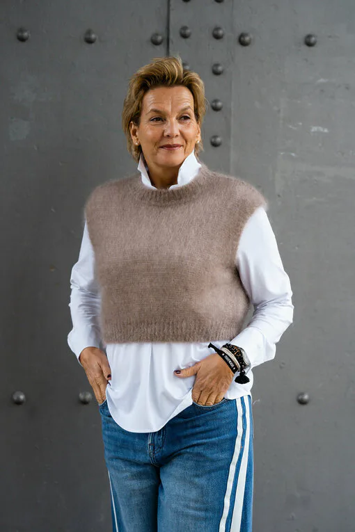 Teilelastische Hemdbluse “MARRY” weiß (HB01)/ Kuscheliger Pullunder “WYONNA” taupe (GW69) /Jeans mit Streifen “TAMEA STRIPES” – city blue (ER19)