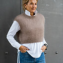 Teilelastische Hemdbluse “MARRY” weiß (HB01)/ Kuscheliger Pullunder “WYONNA” taupe (GW69) /Jeans mit Streifen “TAMEA STRIPES” – city blue (ER19)