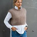 Teilelastische Hemdbluse “MARRY” weiß (HB01)/ Kuscheliger Pullunder “WYONNA” taupe (GW69) /Jeans mit Streifen “TAMEA STRIPES” – city blue (ER19)