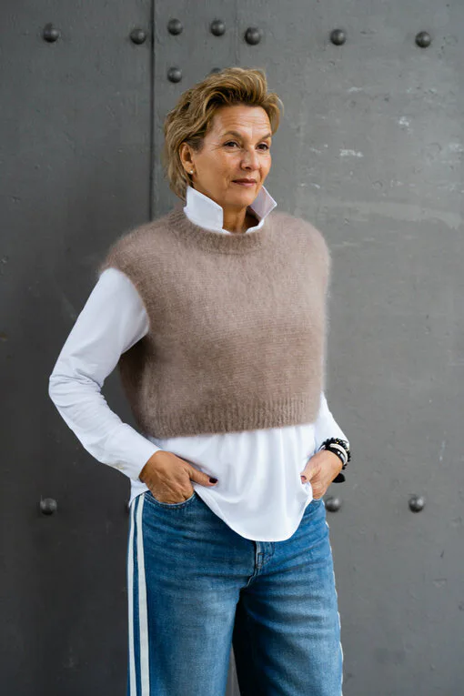 Teilelastische Hemdbluse “MARRY” weiß (HB01)/ Kuscheliger Pullunder “WYONNA” taupe (GW69) /Jeans mit Streifen “TAMEA STRIPES” – city blue (ER19)