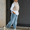 Jeans “NORALIE” – lagoon blue (ER56) / Vollelastisches Blusenshirt “TINA” weiß (HB11) / Kuscheliger Pullunder “WYONNA” beige (GW69)