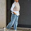 Jeans “NORALIE” – lagoon blue (ER56) / Vollelastisches Blusenshirt “TINA” weiß (HB11) / Kuscheliger Pullunder “WYONNA” beige (GW69)