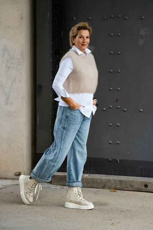 Jeans “NORALIE” – lagoon blue (ER56) / Vollelastisches Blusenshirt “TINA” weiß (HB11) / Kuscheliger Pullunder “WYONNA” beige (GW69)