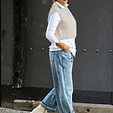 Jeans “NORALIE” – lagoon blue (ER56) / Vollelastisches Blusenshirt “TINA” weiß (HB11) / Kuscheliger Pullunder “WYONNA” beige (GW69)