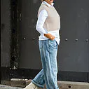 Jeans “NORALIE” – lagoon blue (ER56) / Vollelastisches Blusenshirt “TINA” weiß (HB11) / Kuscheliger Pullunder “WYONNA” beige (GW69)
