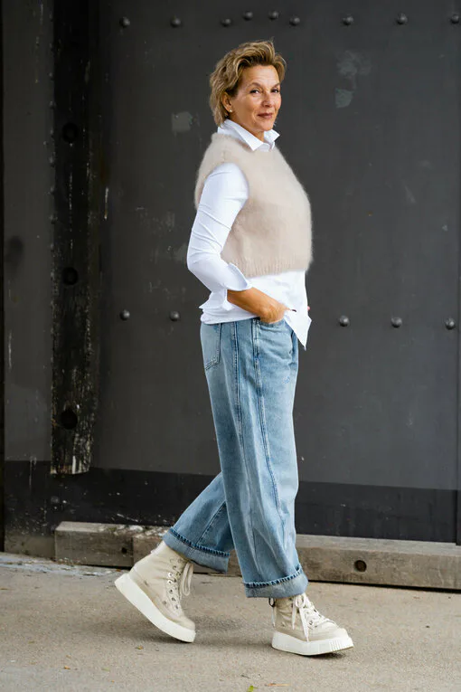 Jeans “NORALIE” – lagoon blue (ER56) / Vollelastisches Blusenshirt “TINA” weiß (HB11) / Kuscheliger Pullunder “WYONNA” beige (GW69)