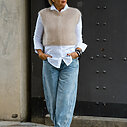 Jeans “NORALIE” – lagoon blue (ER56) / Vollelastisches Blusenshirt “TINA” weiß (HB11) / Kuscheliger Pullunder “WYONNA” beige (GW69)