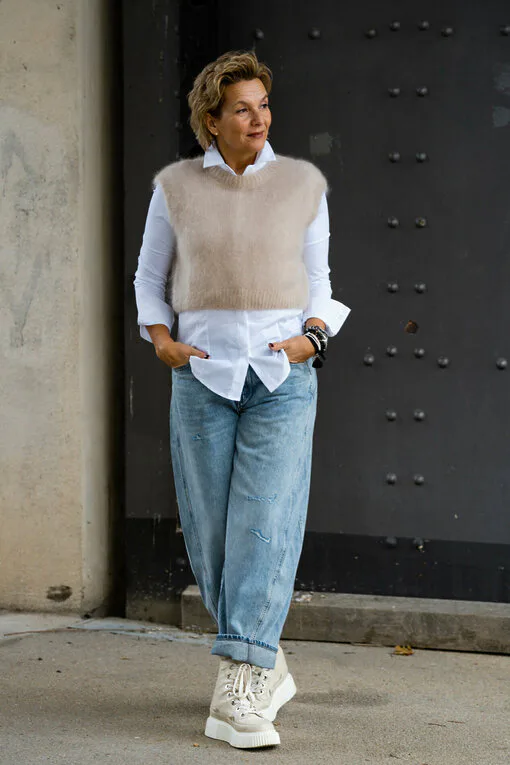 Jeans “NORALIE” – lagoon blue (ER56) / Vollelastisches Blusenshirt “TINA” weiß (HB11) / Kuscheliger Pullunder “WYONNA” beige (GW69)