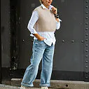 Jeans “NORALIE” – lagoon blue (ER56) / Vollelastisches Blusenshirt “TINA” weiß (HB11) / Kuscheliger Pullunder “WYONNA” beige (GW69)