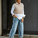 Jeans “NORALIE” – lagoon blue (ER56) / Vollelastisches Blusenshirt “TINA” weiß (HB11) / Kuscheliger Pullunder “WYONNA” beige (GW69)