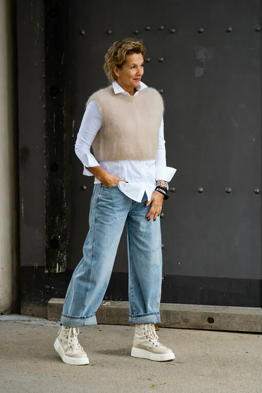 Jeans “NORALIE” – lagoon blue (ER56) / Vollelastisches Blusenshirt “TINA” weiß (HB11) / Kuscheliger Pullunder “WYONNA” beige (GW69)