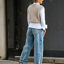 Jeans “NORALIE” – lagoon blue (ER56) / Vollelastisches Blusenshirt “TINA” weiß (HB11) / Kuscheliger Pullunder “WYONNA” beige (GW69)