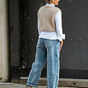Jeans “NORALIE” – lagoon blue (ER56) / Vollelastisches Blusenshirt “TINA” weiß (HB11) / Kuscheliger Pullunder “WYONNA” beige (GW69)