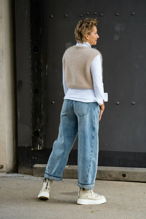 Jeans “NORALIE” – lagoon blue (ER56) / Vollelastisches Blusenshirt “TINA” weiß (HB11) / Kuscheliger Pullunder “WYONNA” beige (GW69)