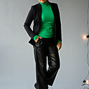 Sportlicher Blazer “LEYA” black (ER07) / Feinstrickpulli “LOLA” grün (GW213) / Lederimitat Culotte Hose “CONNY” schwarz (H48)