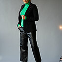 Sportlicher Blazer “LEYA” black (ER07) / Feinstrickpulli “LOLA” grün (GW213) / Lederimitat Culotte Hose “CONNY” schwarz (H48)