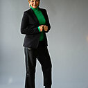 Sportlicher Blazer “LEYA” black (ER07) / Feinstrickpulli “LOLA” grün (GW213) / Lederimitat Culotte Hose “CONNY” schwarz (H48)