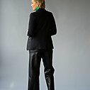 Sportlicher Blazer “LEYA” black (ER07) / Feinstrickpulli “LOLA” grün (GW213) / Lederimitat Culotte Hose “CONNY” schwarz (H48)