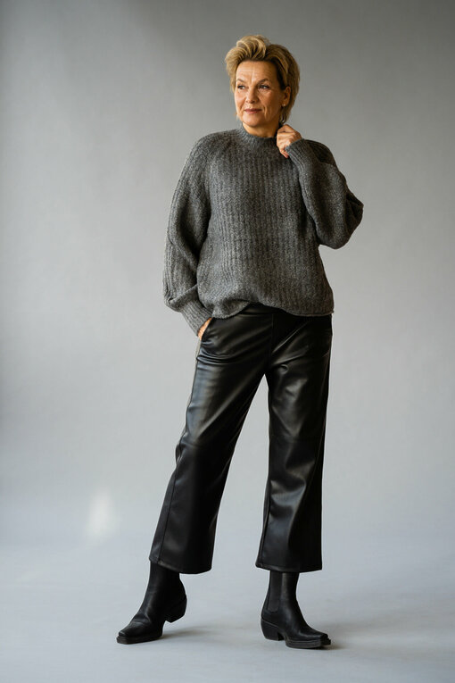 Grobstrickpullover “EILEEN” dunkelgrau (GW16) / Lederimitat Culotte Hose “CONNY” (H48)