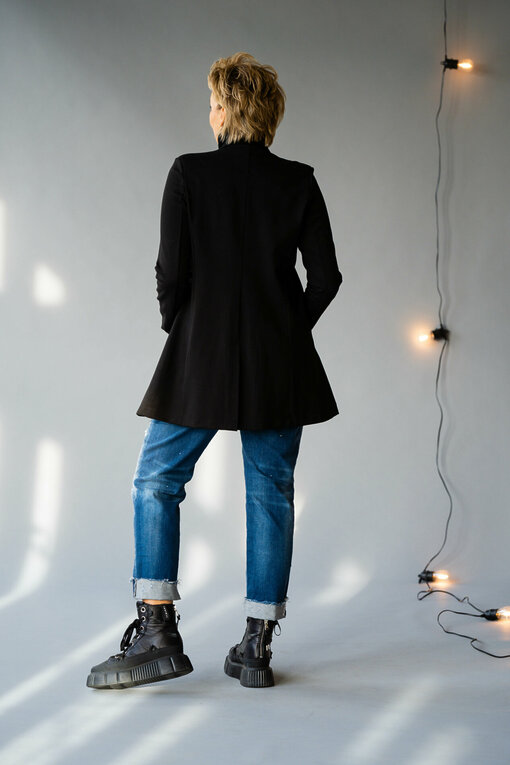 Longblazer “BEATRIX” (B03) / / Jeans “ZIVA” – shine blue (ER77) / Feinstrickpulli “LOLA” schwarz (GW213)