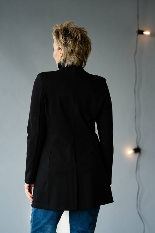 Longblazer “BEATRIX” (B03) / / Jeans “ZIVA” – shine blue (ER77) / Feinstrickpulli “LOLA” schwarz (GW213)