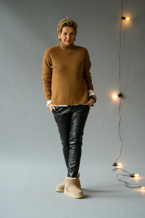 Rippenstrick Pullover “TERESA” caramel (GW235) / Lederimitat Hose “NINA” (H04)