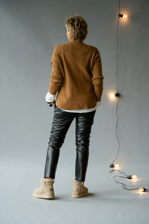 Rippenstrick Pullover “TERESA” caramel (GW235) / Lederimitat Hose “NINA” (H04)