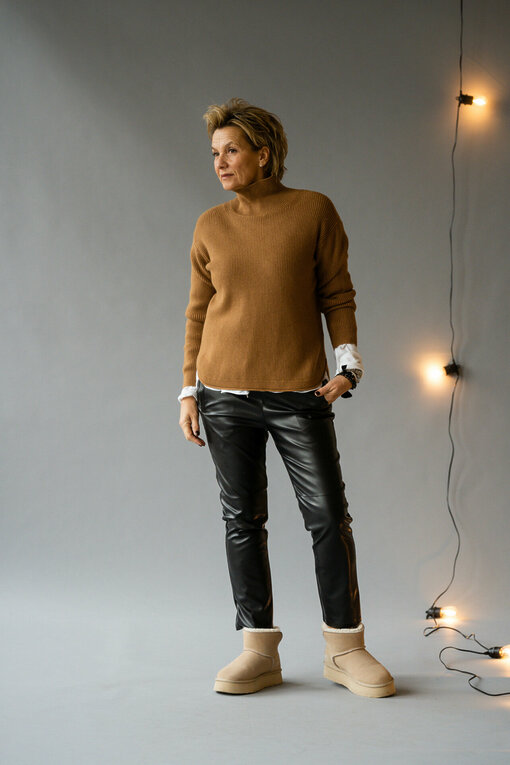 Rippenstrick Pullover “TERESA” caramel (GW235) / Lederimitat Hose “NINA” (H04)