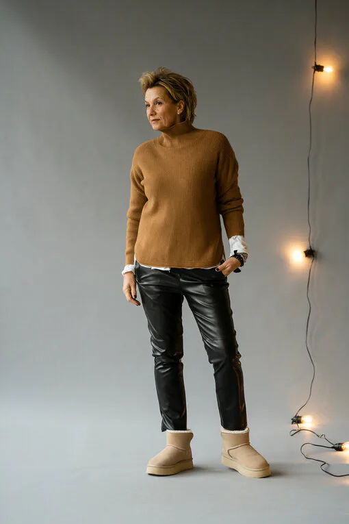 Rippenstrick Pullover “TERESA” caramel (GW235) / Lederimitat Hose “NINA” (H04)
